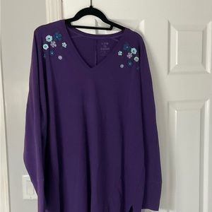 V-neck long sleeve t-shirt